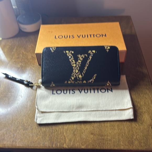 Louis Vuitton Limited Edition Jungle Zippy Wallet!! - Picture 15 of 15